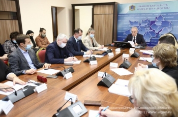 Губернатор Сергей Морозов поручил усилить контроль решения вопросов граждан по теме школьного питания