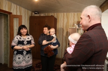 23 февраля глава региона навестил семью, в которой родилась тройня, а также вручил подарок юному жителю Ульяновска, который написал письмо на всероссийскую «Ёлку желаний».