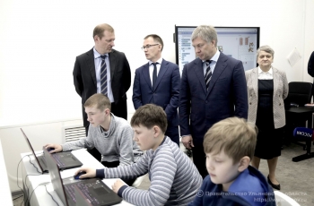 Губернатор Алексей Русский посетил Центр цифрового образования «ИТ-куб»